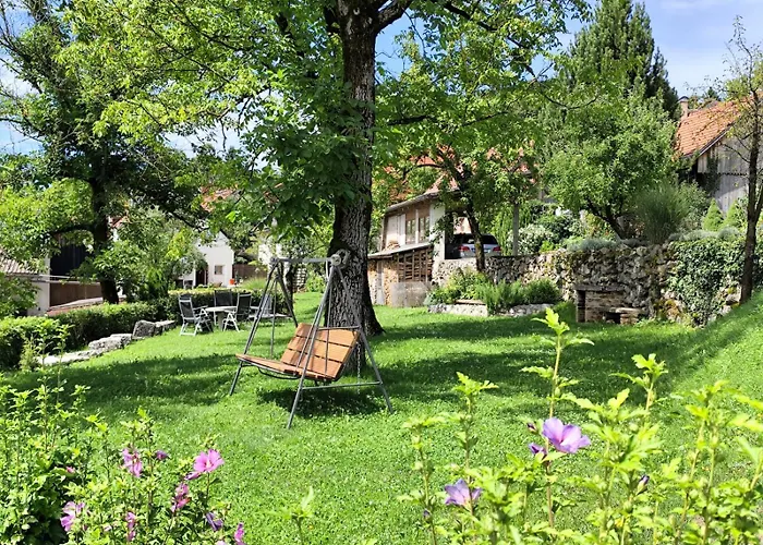 Semesterbostad Malu Vintage House With Garden Logatec